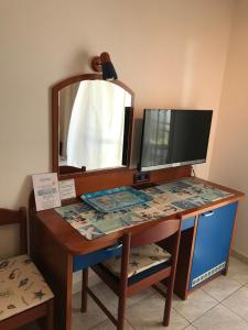 TV a/nebo společenská místnost v ubytování FUNTANA-MIA ROOMS B&B