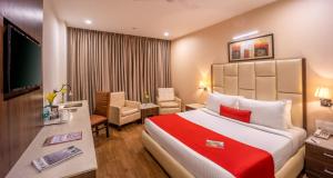 En eller flere senge i et værelse på Hotel Shanti Palace Mahipalpur