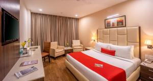 Postel nebo postele na pokoji v ubytování Hotel Shanti Palace Mahipalpur