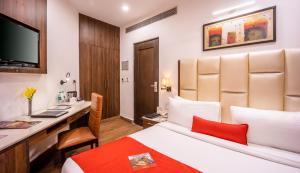 TV a/nebo společenská místnost v ubytování Hotel Shanti Palace Mahipalpur