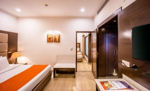 Postel nebo postele na pokoji v ubytování Hotel Shanti Palace Mahipalpur