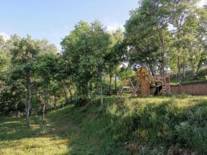 une cabane dans les arbres au milieu d'un champ dans l'établissement VILLA MAREL, à Trefacio