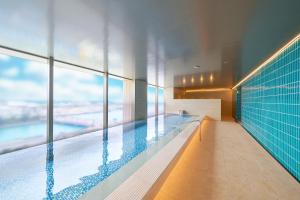 Bazén v ubytování Hotel Resol Trinity Naha nebo v jeho okolí