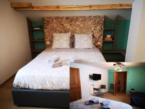 Tempat tidur dalam kamar di chambre d'hôtes nos racines (chez Muriel et Philippe)