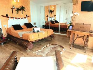 TV a/nebo společenská místnost v ubytování Villa Rapanui PISCINA Y JACUZZI PRIVADOS