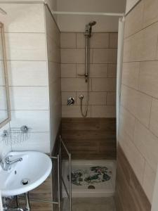 uma casa de banho com uma banheira, um lavatório e um chuveiro em Al Centesimo Chilometro - Ristoro del Pellegrino em Montefiascone