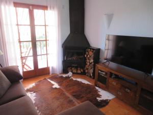uma sala de estar com televisão e lareira em Torre Bonica em Torroella de Montgrí