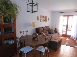 - un salon avec une table et un canapé dans l'établissement Torre Bonica, à Torroella de Montgrí