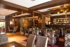 un restaurante con mesas y sillas y un bar en Hotel Mlyn, en Zavar