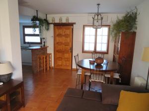 uma cozinha e sala de jantar com mesa e cadeiras em Torre Bonica em Torroella de Montgrí