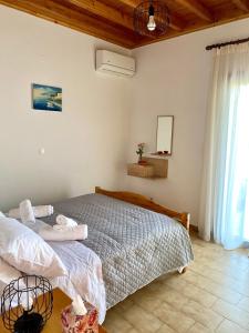 a bedroom with a large bed and a window at Casa di Vati in Vátion
