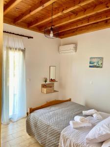 a bedroom with a bed and a window at Casa di Vati in Vátion