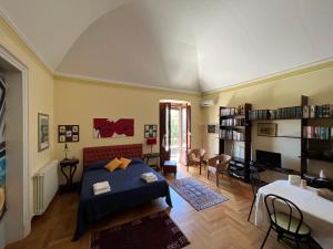 A seating area at Suite Ursino