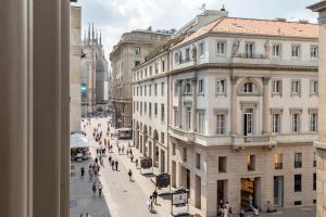 Blick auf eine Straße in einer Stadt mit Gebäuden in der Unterkunft Milan Retreats Duomo in Mailand