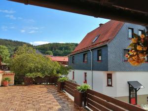 a house with a red roof and a brick driveway at Waldblick in Laudenbach