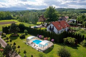 an aerial view of a house with a garden and a swimming pool at JD Apartamenty - Klimatyzacja, basen, parking i wifi w cenie in Mysłakowice