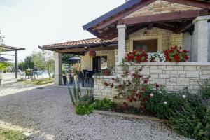 Aed väljaspool majutusasutust Mani in Pilkovići - Istrien