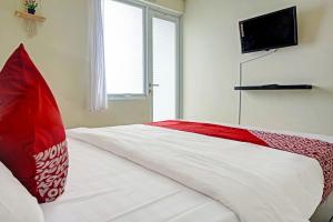 Ліжко або ліжка в номері Super OYO 91139 Skyland Bogorienze Apartment