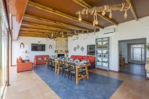ein großes Wohnzimmer mit einem Tisch und Stühlen in der Unterkunft Casa Rural Maimones in Los Pérez