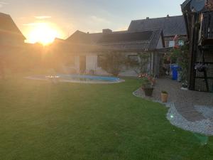 a backyard with a swimming pool and a house at Pool-Zimmer in Schnackenburg in Schnackenburg