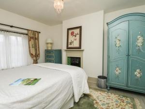 ein Schlafzimmer mit einem Bett und einem blauen Schrank in der Unterkunft Norden House in Dorchester