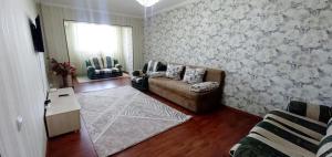 Ruang duduk di Центр 21 Чимкент Двушка +2 gambar