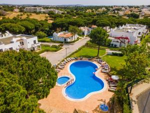 einen Luftblick auf einen Pool in einem Resort in der Unterkunft Albufeira Family Holidays @ Balaia 143 in Albufeira