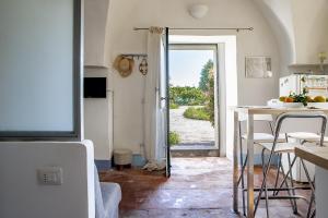 una cucina con tavolo e una porta per un cortile di Loft Sole by Wonderful Italy a Giarre