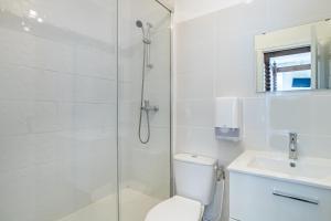 Koupelna v ubytování Hôtel des Arceaux + 30 fotografií