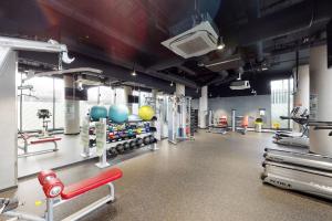 un gimnasio con un banco rojo en el medio de una habitación en Canvas Manchester, en Mánchester