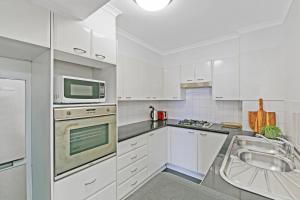 A kitchen or kitchenette at KOZYGURU Haymarket SYD Overly Warm 1 Bed APT NHA317-546A