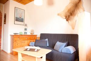 sala de estar con sofá y mesa en Ferienhaus am See - a55956, en Perlin