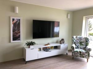 ein Wohnzimmer mit einem Flachbild-TV an der Wand in der Unterkunft Ferienwohnung Adler in Bad Salzungen