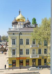 un bâtiment jaune avec deux dômes au-dessus dans l'établissement Voyage, à Odessa