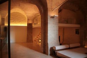 um quarto com uma parede de tijolos e uma escada num edifício em DesArt sweet Poeta em Perugia