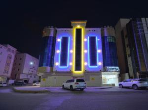 un edificio con luces azules por la noche en المسافر 7, en Sīdī Ḩamzah