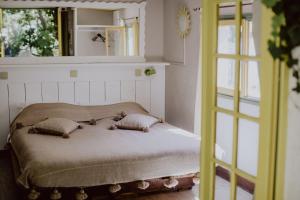 sypialnia z łóżkiem z 2 poduszkami i lustrem w obiekcie La Calanque de Figuerolles w mieście La Ciotat