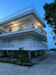 ハニオティスにあるBeach next to the House Agniのバルコニーと照明付きの建物