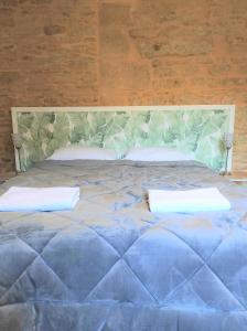 Säng eller sängar i ett rum på Appartement Cogny - les Meublés des Pierres Dorées