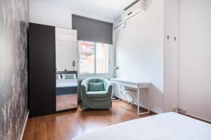 una camera con letto, scrivania e sedia di Montjuic1 a Barcellona
