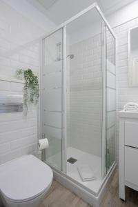 Phòng tắm tại Charming 2br In Trendy Gracia