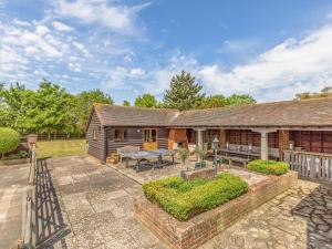 Galeriebild der Unterkunft Pass the Keys Large Converted Barn With Pool, Gym and Gardens in Chichester