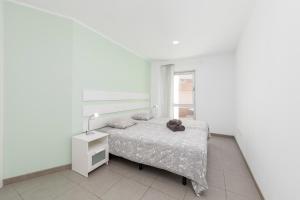 A bed or beds in a room at MEDANO4YOU La Terraza Los Martines