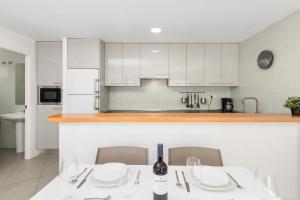 A kitchen or kitchenette at MEDANO4YOU La Terraza Los Martines