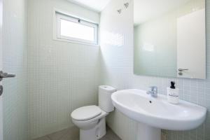A bathroom at MEDANO4YOU La Terraza Los Martines