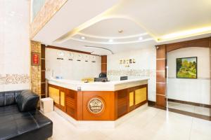 um átrio de um consultório dentário com um balcão de recepção em Queen Hotel Airport em Cidade de Ho Chi Minh