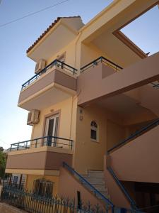 een huis met balkons aan de zijkant bij Edem in Elafonisos