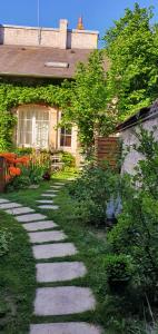 un camino de piedra que conduce a una casa en APPARTEMENT DE CHARME AU COEUR DE NEVERS, en Nevers