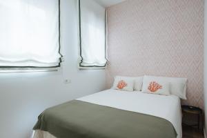 En eller flere senge i et værelse på Magno Apartments Azafrán