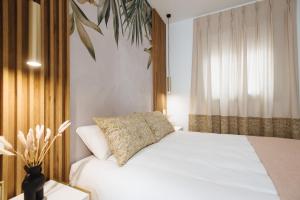 En eller flere senge i et værelse på Magno Apartments Azafrán + 14 billeder